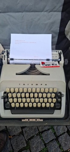 Reiseschreibmaschine von